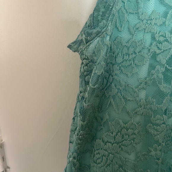 Lace Floral Tank 🤍 - Picture 3 of 4